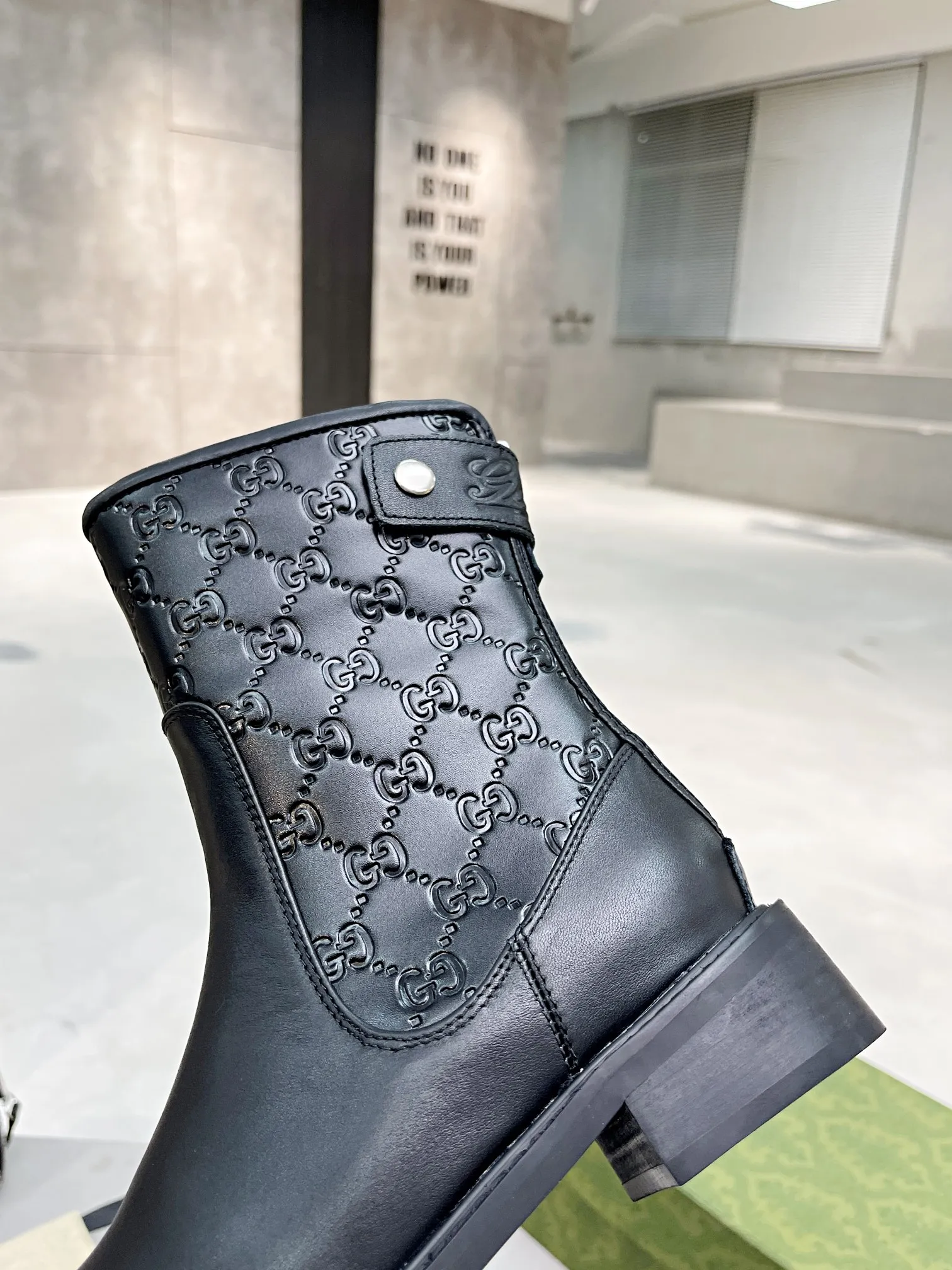 👟👟Ex-factory price 600👟👟 Gucci | Gucci short boots small embossed model ²⁰²¹𝐬𝐬 ⭐️ G home main series classic full cowhide printed embossing original classic never goes out of style 👟👟representative of classic hot style double G embossed As an iconic symbol of the brand with a distinctive style, each logo contains the brand's unique historical heritage and value pursuit, interpreting the fashionable and timeless aesthetic concept with enduring charm. Classic brand logo, brand spirit. ❥Gucci purchasing agent level! Full of high-end feel! This is a popular model among bloggers at home and abroad. It makes your feet look slender. It feels so beautiful on your feet! Upper: Original calfskin Lining: Imported sheepskin lining Outsole: Original molded outsole Shoe shaft height: 25cm Heel height: 4cm Shoe size: 35-39 (34, 40, 41 can be customized) Packaging: Original high-end full set of green packaging